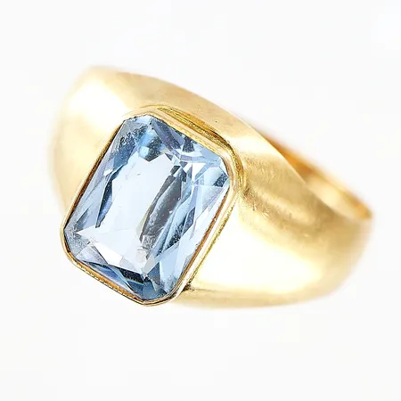 Ring med blå sten stl:16¼, bredd 3-9,5mm, något skev skena, 18K Vikt: 2,1 g
