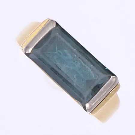 Ring med slipad rektangulär blågrön sten svenska stämplar Stockholm 1954 stl 19½ bredd 3-6mm stenen med slitage och repor 18K Vikt: 7 g