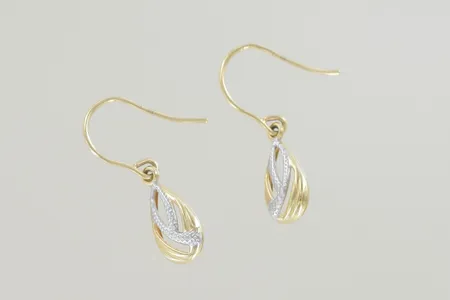 Ett par örhängen längd 2,2 cm, 18K Vikt: 0,8 g