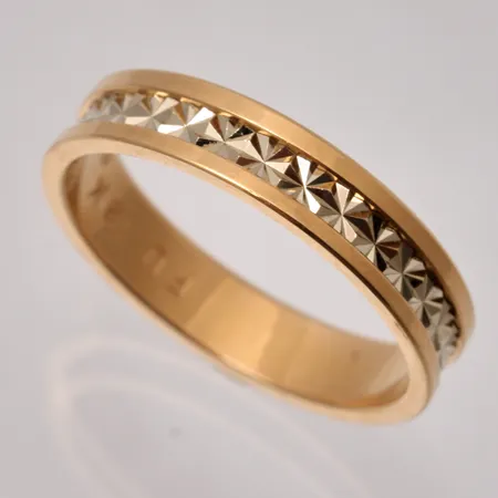 Ring stl:19½, bredd 4,55mm, defekt gravyr, 18K, 5,1g.