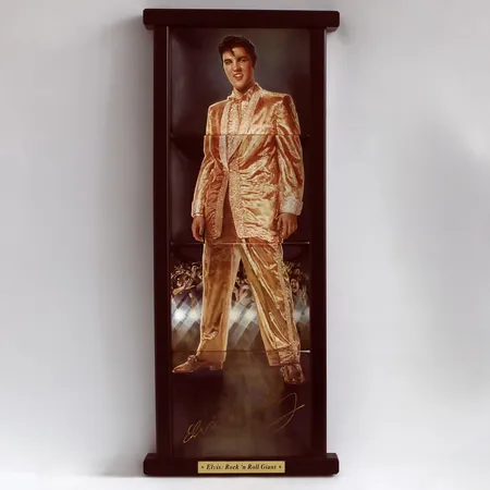 4 samlartallrikar i ram, Elvis Giant limited edition, Nr:9940B "Those movin feet" Nr: 12292B "Oh, those swiveling hips" Nr:8376B "A loving heart" Nr: 5750B "Those Elvis eyes" rammått: 28x68cm Skickas med postpaket.