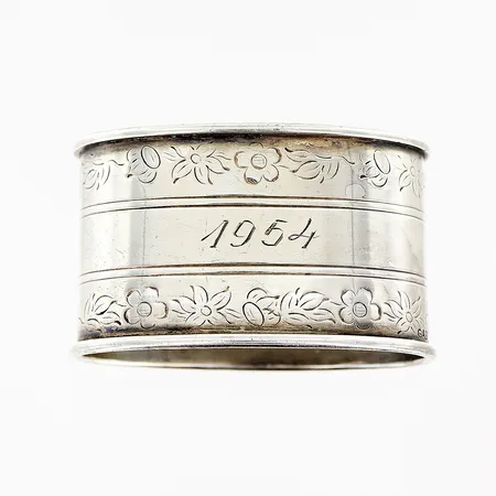 Servettring 44x27x25mm, gravyr, silver 830/1000. Vikt: 15 g