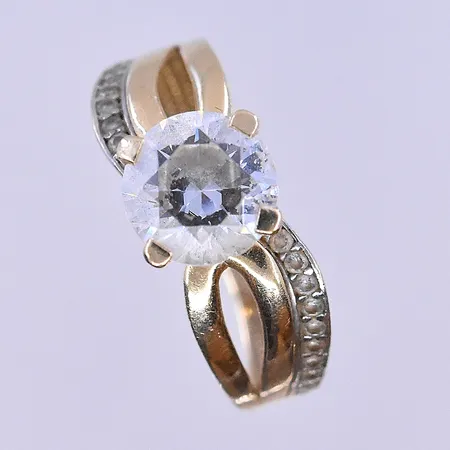 Ring med vita stenar stl:17, bredd 2-7 mm 14K. Vikt: 2,8 g