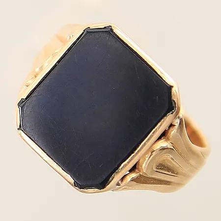 Klackring med onyx stl: 17½ bredd 5,4mm, repig sten och skena 18K  Vikt: 6,2 g