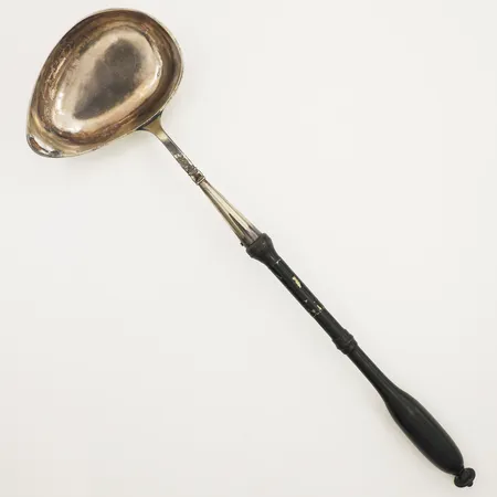 Slev med trähandtag, längd ca 38cm, skada på handtaget, gravyr, silver 830/1000 bruttovikt 113,8g Vikt: 113,8 g