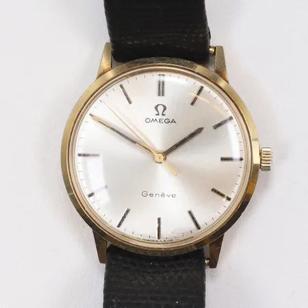 Herrur Omega Genève 14K Ø33mm ref nr 131.041 snr 29913127 ca år 1969, cal. 501 manuell uppdragning, originalglas (små repor), guldfärgat originalspänne och krona, defekt läderband, guld i boett, gravyr bruttovikt 32,8g orignallåda finns