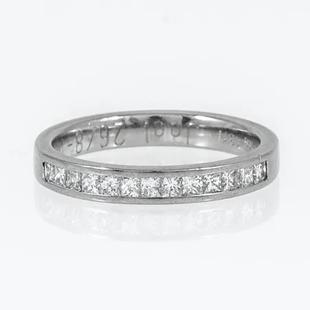 Ring Schalins Bali med 13 prinsesslipade diamanter totalt 0,39ct TW(F-G)/vs stl:17 bredd 3mm, höjd 1,8mm, något oval skena, gravyr, vitguld 18K 3,9g. Nypris ca 28,900:-