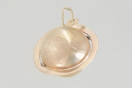 Hänge jordklot längd 2,5 cm bredd 1,9 cm, lite ojämn vid öglan 18K  Vikt: 2,5 g