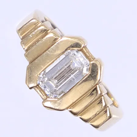 Ring med diamant 1x smaragdslipad ca 0,75ct ca Tcr/P1 stl:16¾, bredd 3-10mm, 8K Vikt: 5,6 g