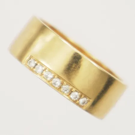 Ring med diamanter 7x0,01ct stl:16 bredd 6,8mm 18K  Vikt: 6,1 g