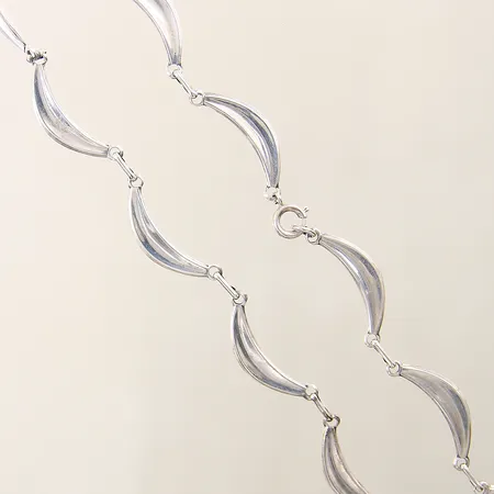 Collier halvstel längd 41,5cm bredd 1,2-5,6mm silver 830/1000  Vikt: 13,7 g