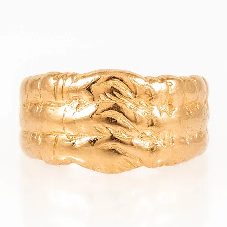 Ring Bengt Hallberg stl:20¼ bredd 4,5-12,5mm: Kopia av Medeltida smycke funnet i Hejnum Gotland, gravyr, 18K 10,7g. 