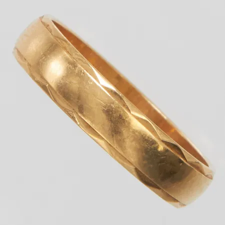 Ring med mönsterdekor stl 16½, bredd 4mm, personlig gravyr, 18K Vikt: 2,9 g