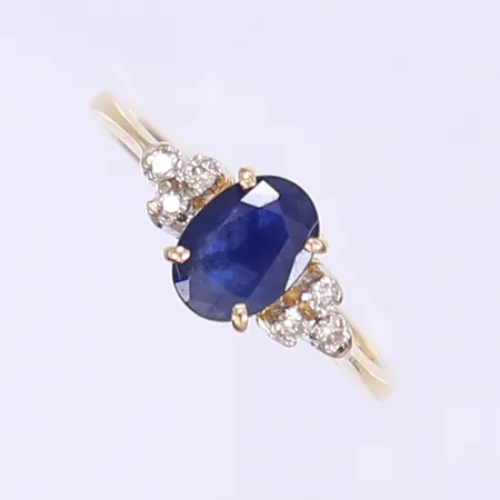 Ting med diamanter 6x ca0,02ct samt blå sten troligen safir stl:16¼, bredd 2-7mm, 18K Vikt: 2,4 g