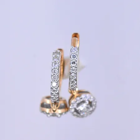 Örhängen med diamanter 2x0,04ct  ca 46x0,005ct Guldfynd längd 17 mm, Ø7 mm 18K. Vikt: 2,3 g