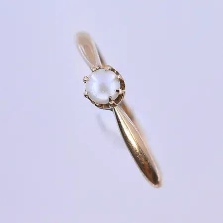 Ring med pärla stl:18½, bredd 2-5 mm 18K. Vikt: 1,9 g
