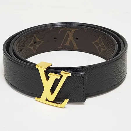 Skärp/bälte Louis Vuitton Initials Reversible Belt modellnr M9453, längd ca 95-100cm, bredd 30mm, svart läder samt monogram canvas, guldfärgad metall, slitage på bältesspänne, enstaka mindre fläck, dustbag, box