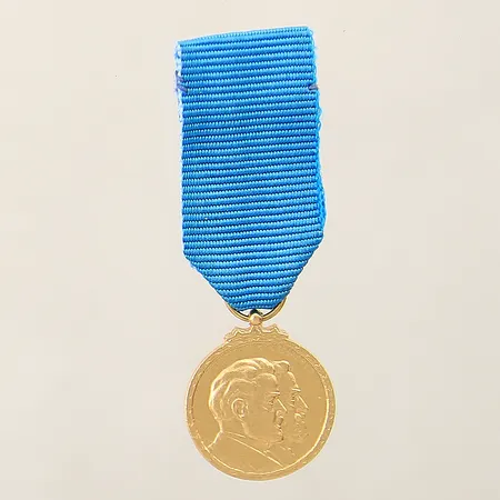 Medalj Telefonaktiebolaget För nit och kunnighet i mångårig tjänst Sporrong Ø16mm L.M. Ericsson, tygband, skadat etui 18K Vikt: 4,7 g