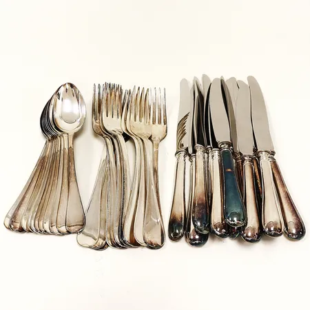 Bordsbestick Svensk Rund, 12 gafflar 20cm, 12 Knivar 23cm blad i stål, 12 skedar 18cm, GAB, silver 830/1000 Vikt: 1989,6 g