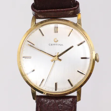 Herrur Certina 18K Ø35mm manuell uppdragning, gravyr, krona något sned, guld i boetten, läderband bruttovikt 31,2g 