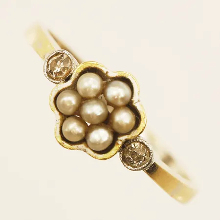 Ring med pärlor och gammalslipade diamanter 2 x ca 0,03ct, stl:17¾ bredd 1,8-8,3mm, tvåfärgad 18K Vikt: 3,2 g