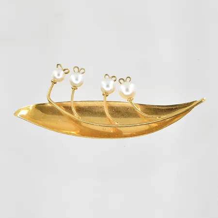 Brosch med 4 odlade pärlor Ø4-5 mm, bredd 55 mm, höjd 20 mm, 18K. Vikt: 4,3 g