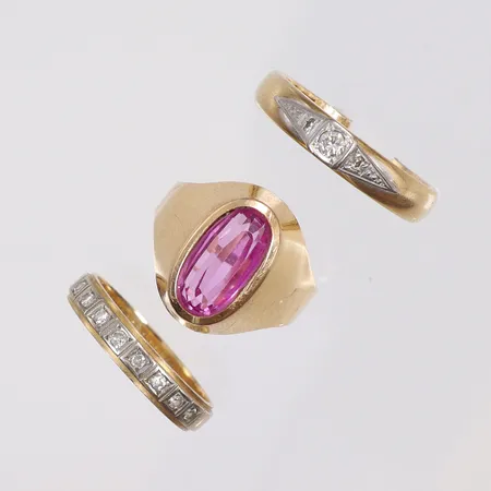 Diverse guld med rosa sten samt diamanter 7xca0,02ct, 2xca0,01ct samt 1x0,05ct defekt, delvis gravyr 18K Vikt: 15 g