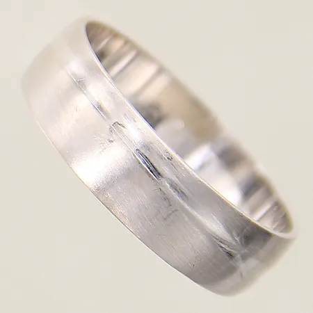 Ring med dekor vitguld stl 23 bredd 7mm, gravyr, 14K  Vikt: 6,4 g