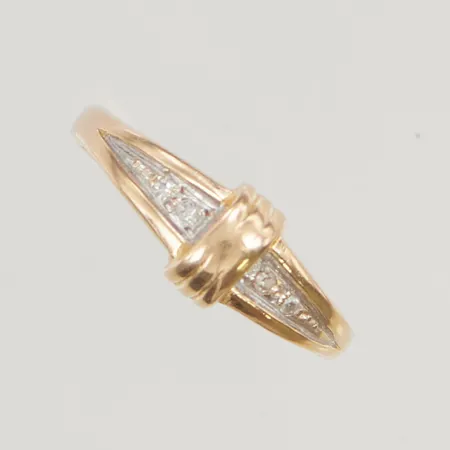 Ring med diamanter 4x ca 0,01ct stl:18 bredd 6mm 18K 2,7g.