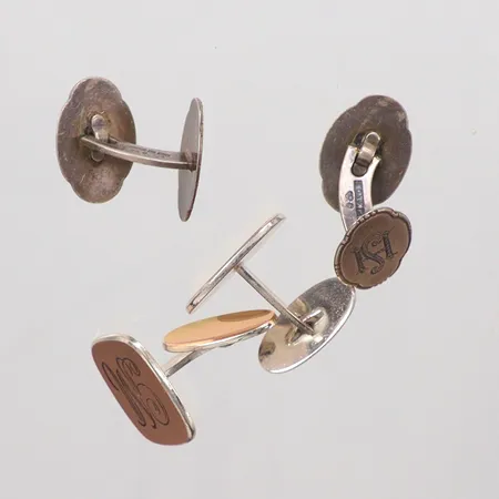 Diverse smyckessilver två par manschettknappar, gravyr, silver 830/1000 Vikt: 18,7 g