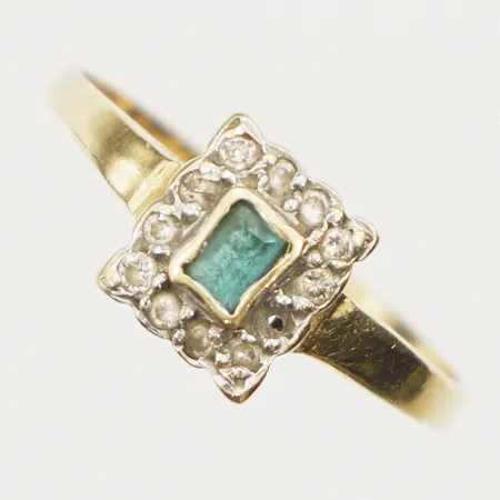 Ring med grön sten samt diamanter 11 x ca 0,01ct stl 19½, bredd 2-14mm, tvåfärgad, en sten saknas, ej stämplad, 18K Vikt: 3 g