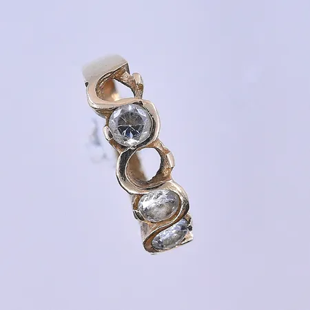 Ring stl:18, bredd 3-5 mm, 2 stenar saknas klippt skena 14K. Vikt: 2,3 g