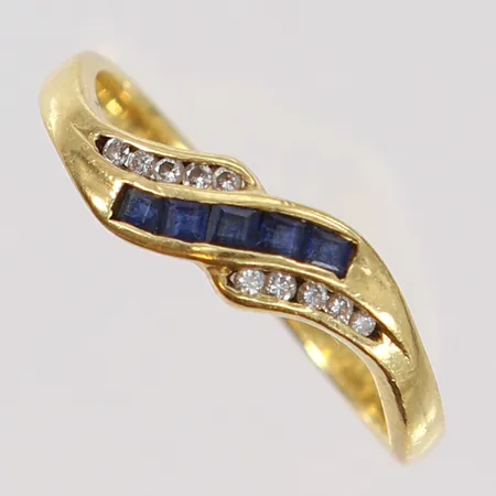 Ring med diamanter ca 10 x 0,0025-0,01ct samt troligen safir, stl 17, bredd ca 2-5mm, skev 18K Vikt: 2 g