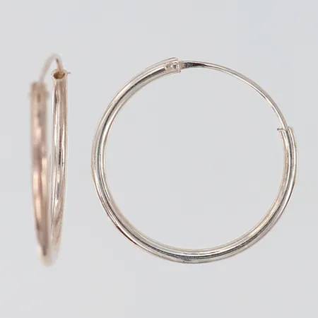 Ett par örhängen creoler Ø17mm bredd 1,5mm skeva Silver 925/1000.  Vikt: 1 g