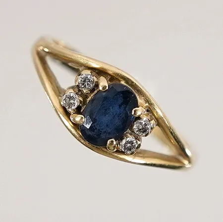 Ring med blå och vita stenar Stl: 16,5mm 18k Vikt: 3,2 g