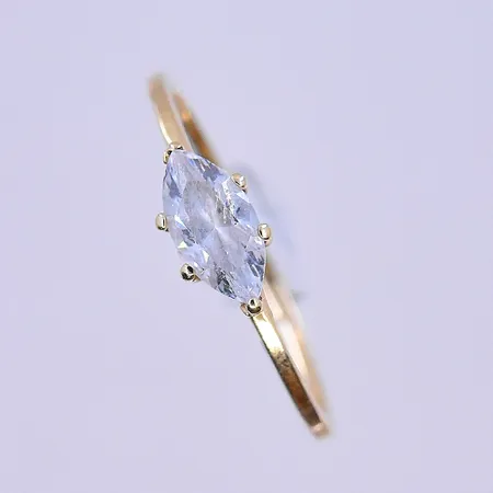 Ring med vit sten Guldfynd stl:17¼, bredd 1 mm 18K. Vikt: 1,2 g