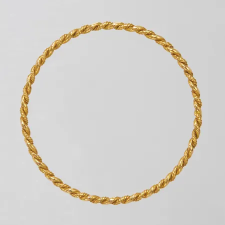 Armring med vriden dekor Ø68mm, bredd 3mm, 21K Vikt: 17,1 g