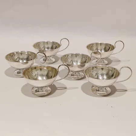 6 Punschbägare med handtag, hamrad dekor höjd 4cm Ø6,5cm, förgylld insida Ceson Guldvaru Ab år 1983 Silver 830/1000 Vikt: 186 g