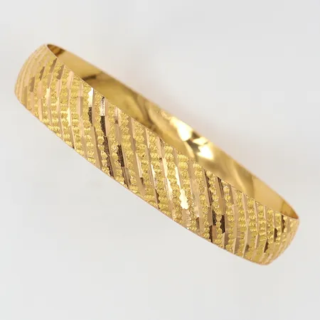 Armring med dekor Ø63,5mm, bredd 14mm, något skev 22K Vikt: 15,9 g