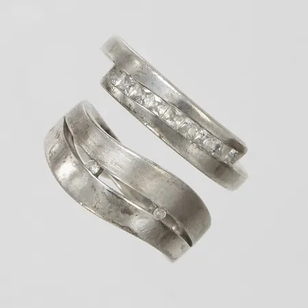 Två ringar med vita stenar stl 16-17, silver 925/1000 Vikt: 9,1 g