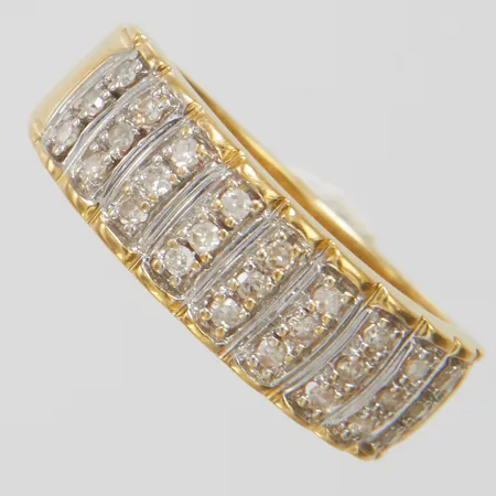 Ring med diamanter 27 x ca 0,01ct stl 19, bredd 3-7mm, fattningar i vitguld, 18K Vikt: 4,9 g