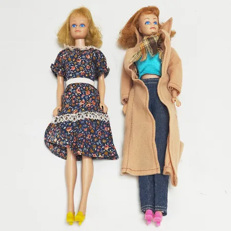 Två Midge Barbie dockor by Mattel INC, märkt 1962, defekter vid hår, mindre ytdefekter, inga övriga tillbehör