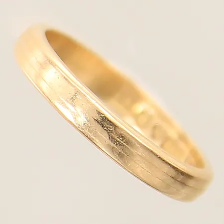 Ring stl:15¾ bredd 2,9mm gravyr 18K Vikt: 2,7 g