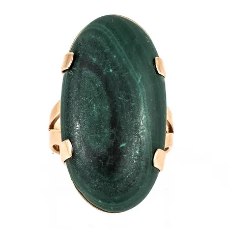 Ring med grön sten (troligen malakit) stl:19 bredd 5,5-34mm, slitage på sten, lös i fattning, 18K 18,8g.