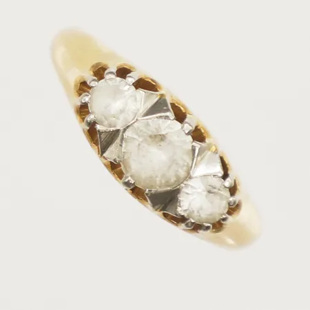 Ring med vita stenar stl:17½, bredd 2,6-6,9mm, detaljer i vitguld, gravyr, 18K Vikt: 4,3 g