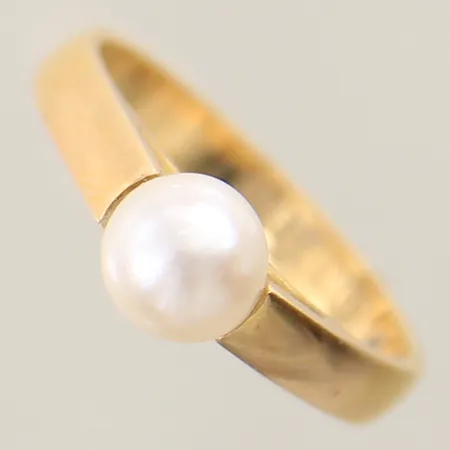 Ring med odlad pärla stl 17 bredd 3-6mm 20K Vikt: 4 g