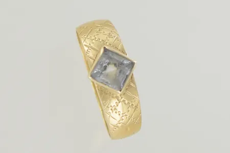 Ring med sten stl:16½ bredd 6 mm 18k Vikt: 1,7 g