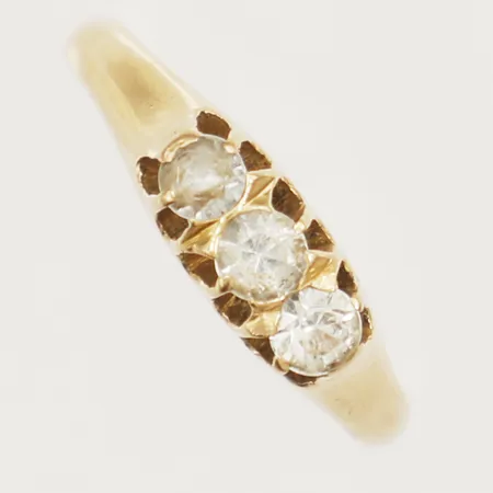 Ring med vita stenar stl 17 bredd 1,5mm gravyr 18K Vikt: 2,5 g