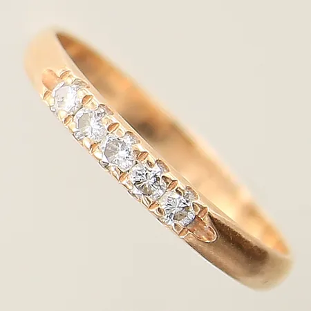 Ring med diamanter totalt 0,20ctv enligt gravyr stl 17¾ bredd 3mm 14K  Vikt: 1,6 g