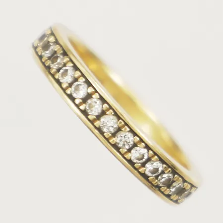 Ring heliallians med diamanter, 0,59ct enligt gravyr, flertal indikerar på syntetiska stl:15½ bredd 3,2mm 18K  Vikt: 3,4 g